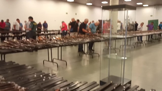 La Guardia Civil expone armas para subasta en Ifema