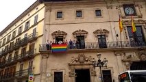 Alcalde de Palma cuelga la bandera LGTBI en la fachada del ayuntamiento