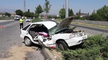 Otomobil aydınlatma direğine çarptı: 5 yaralı
