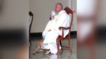 DHA DIŞ- Kilisede ayin sırasında oyun oynamak isteyen köpek kamerada