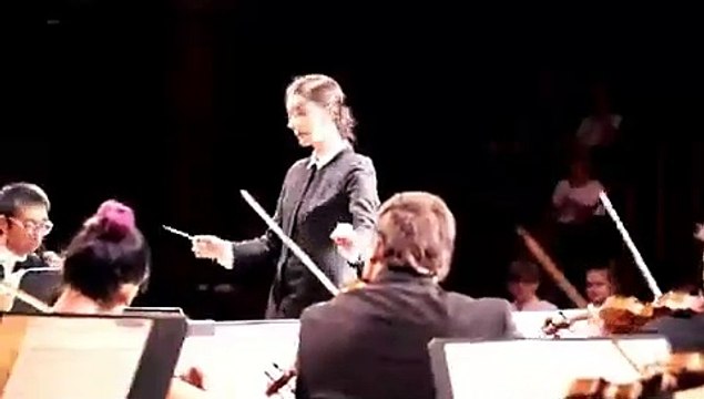 Türkiyeli kadın orkestra şefi Nisan Ak, Bruch Oda Orkestrası'nı yönetti
