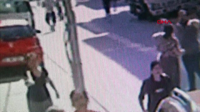 Genç kıza uçan tekme! İstanbul'un göbeğinde şoke eden görüntü