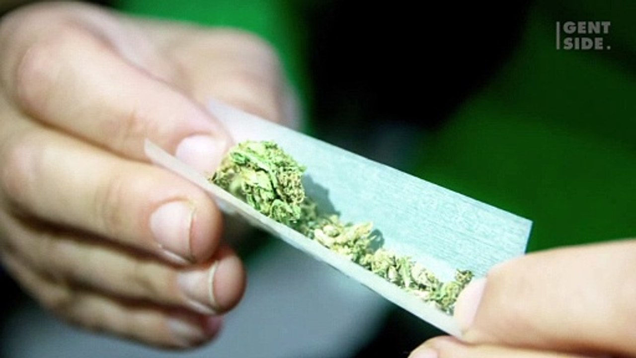 Mulher chamada Marijuana Pepsi se recusa a trocar de nome e se torna doutora no assunto