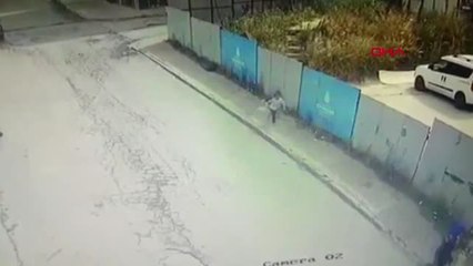 İSTANBUL-ÇOCUĞUYLA HASTANEYE GİDEN KADINA KAPKAÇ KAMERADA