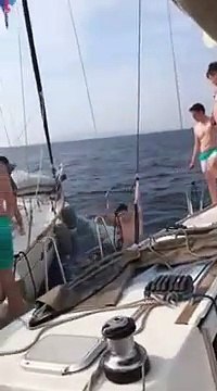 Suspendu entre deux voiliers