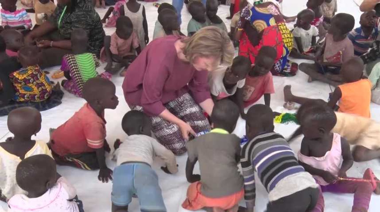 La princesse Elisabeth et la reine Mathilde rencontrent les enfants au Kenya