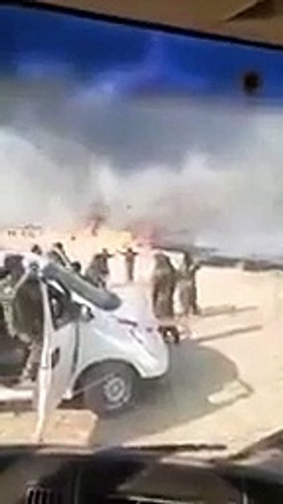 عناصر الوحدات الكردية يرقصون فرحا باحتراق محاصيل زراعية شرقي سوريا