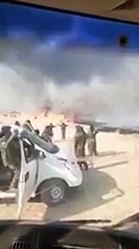 عناصر الوحدات الكردية يرقصون فرحا باحتراق محاصيل زراعية شرقي سوريا