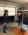 Deux femmes ivres essaient d'ouvrir une canette de bière avec la tête