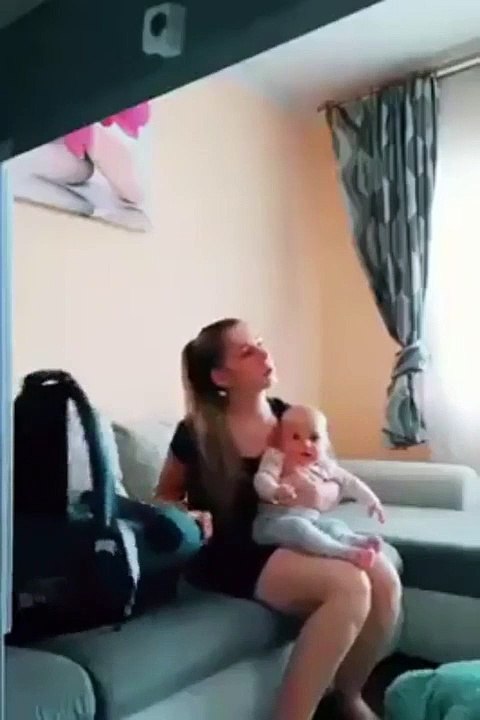 Cette jeune maman est vraiment très fatiguée