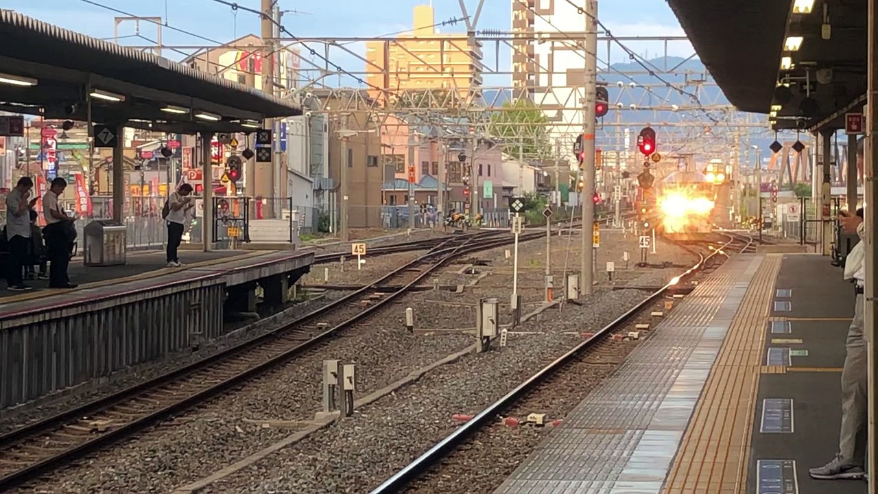 EF210形貨物列車 放出駅通過シーン