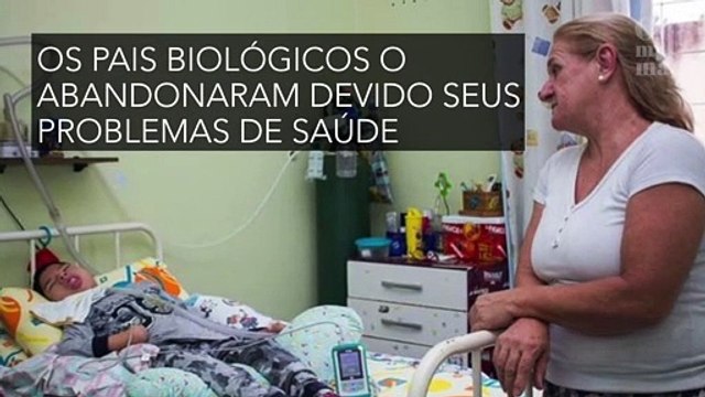Enfermeira emociona a web ao adotar criança com paralisia cerebral abandonada pelos pais no hospital