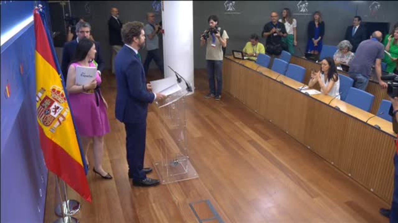 Vox muestra el documento en el que el PP se compromete a darles "concejalías de gobierno"