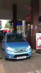 Une camionnette a emporté les rouleaux d'une station de lavage