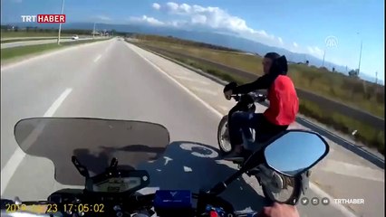 Yakalanacağını anlayan zanlı motosikleti bırakıp kaçtı