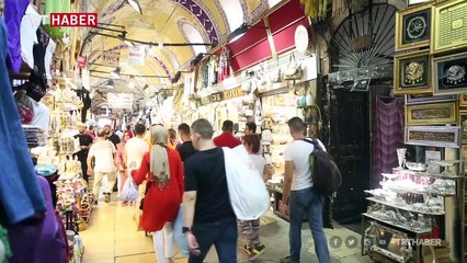 Yarım asırdır elinden bırakmadığı iğneyle kumaş onarıyor