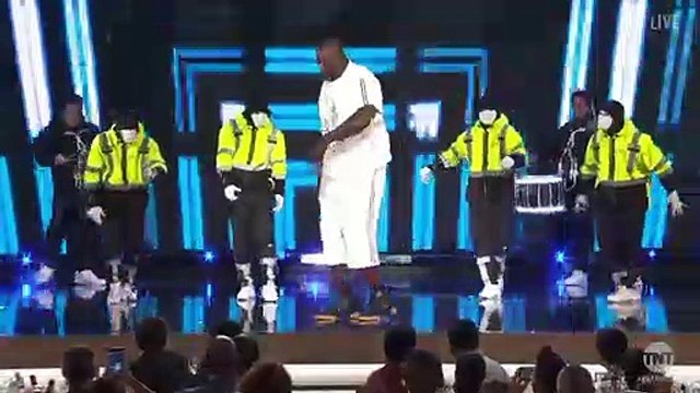 Shaquille O'Neal danse et chante à la cérémonie de remise des trophées NBA
