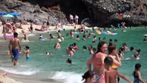 Alanya'da aşırı sıcaktan bunalan tatilciler sahile akın etti