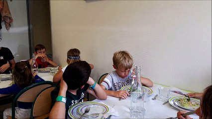 Valérie Cuilliez, responsable du péri-scolaire, accompagne les enfants quatre jours par semaine au restaurant « l’O à la bouche »