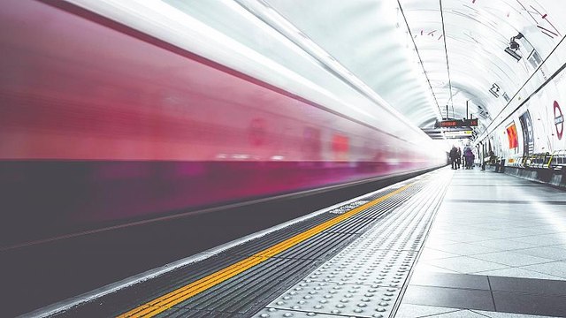 Парень, столкнувший 90-летнего пассажира на рельсы в метро, получил пожизненный срок