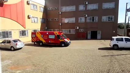 Criança fica ferida ao cair de escadaria em escola