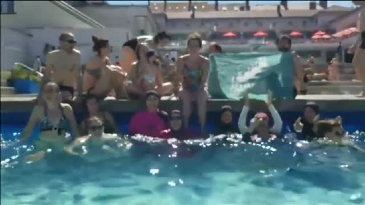 Mujeres musulmanas reivindican el 'burkini' en una piscina municipal de Francia