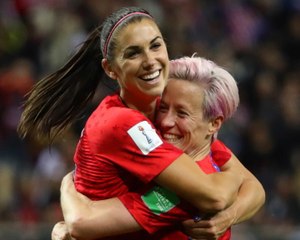 CdM (F) - Aulas rend hommage aux anciennes Lyonnaises Rapinoe et Morgan