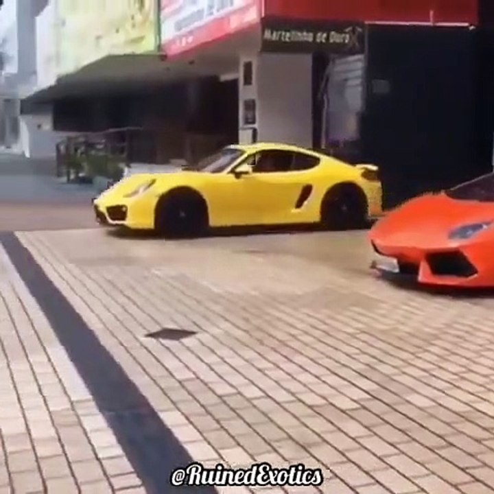 Homem sai do stand com o seu novo Porsche e espeta-se segundos depois!