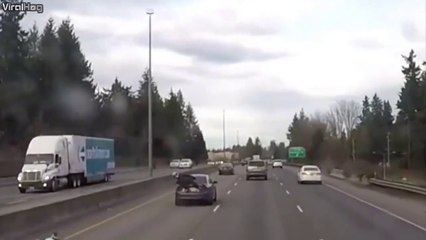 Un biker se retrouve accroché sur le coffre d'une voiture