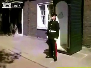 Ils réussissent à faire rire un garde royal de la reine