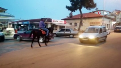 İlçe meydanında atla dolaşıyor... Atıyla sokakları turlayan adam görenleri şaşırtıyor