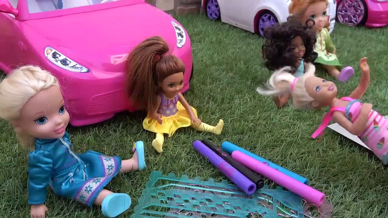 Elsa and Anna toddlers car wash with Barbie, Chelsea & her friends