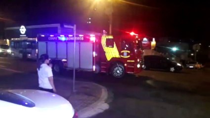 Peugeot capota após colisão com Polo na Rua São Paulo, no Centro