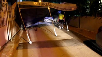 Adana'da polisin "Dur" ikazına uymayan sürücü taziye çadırına çarptı