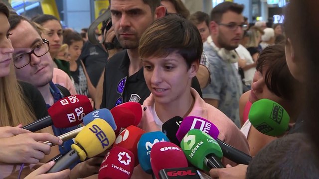 Gran recibimiento a la selección femenina de fútbol en el aeropuerto
