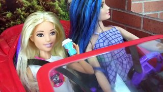 Barbie Trabaja en Tienda de Donus Drive Thru - Con Frozen Elsa Moana Ariel en Carro de Barbie