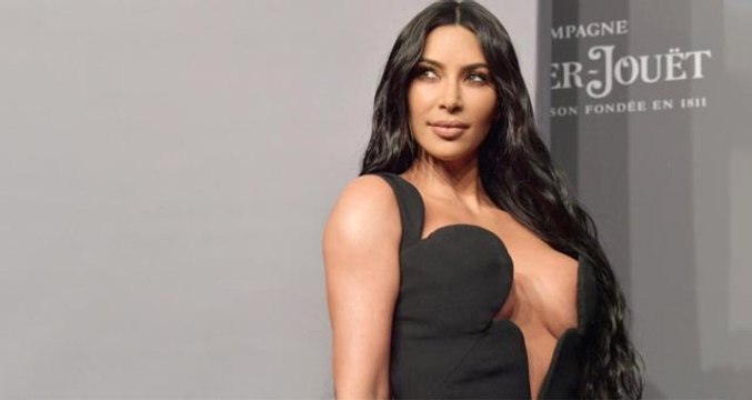 Kim Kardashian, cesur mayokinisiyle tüm dikkatleri üzerine çekti