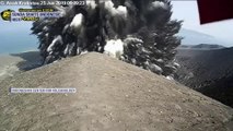 L’éruption très spectaculaire du volcan Anak Krakatoa en Indonésie