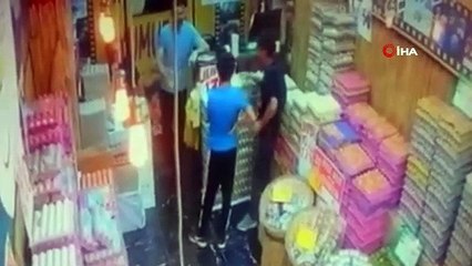 Sadaka kutusu hırsızları kamerada