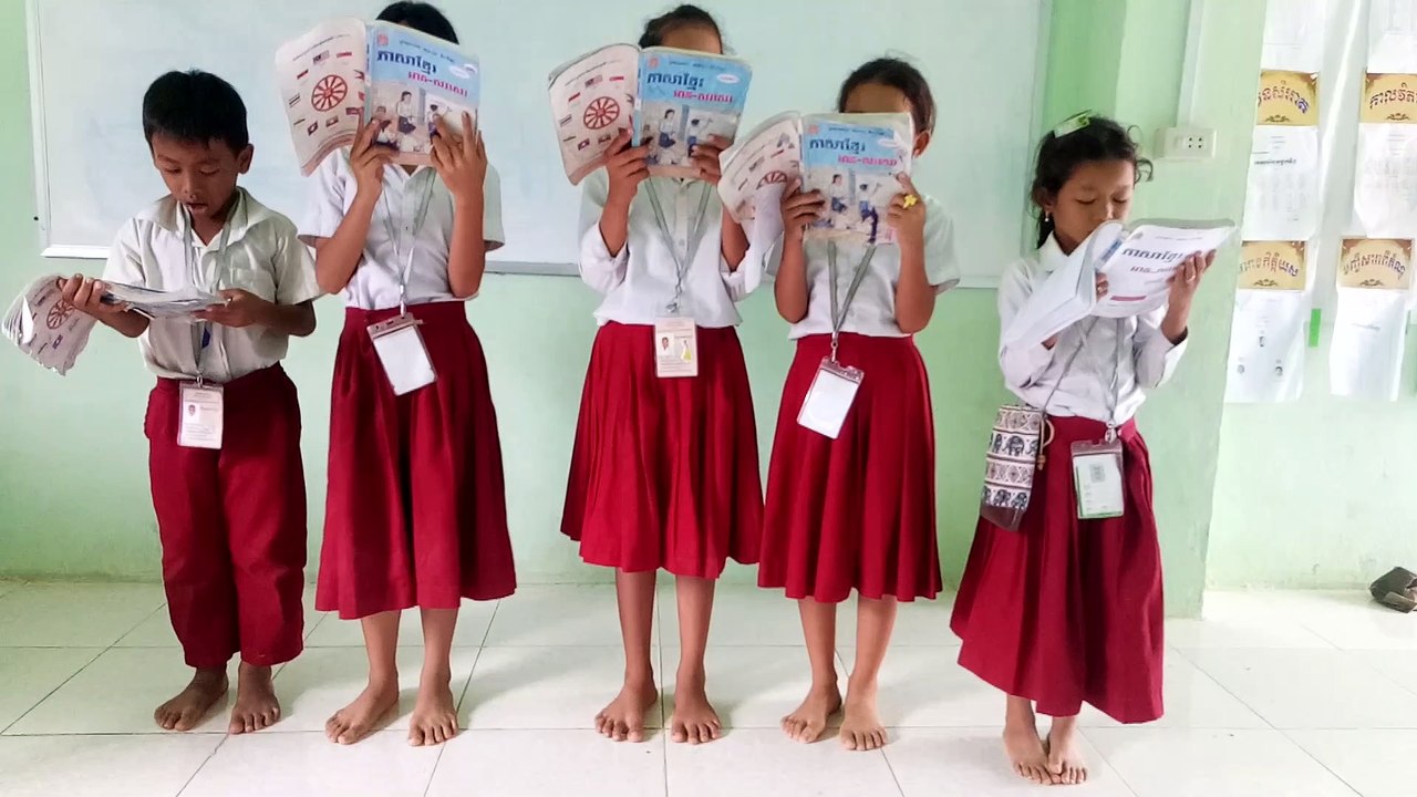 Student sing in class
