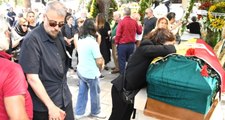 Cenazede fotoğraf çektirdiği için eleştirilen Hamdi Alkan, eleştirilere ateş püskürdü