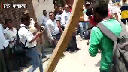 आकाश विजयवर्गीय ने निगम अधिकारी को बैट से पीटा