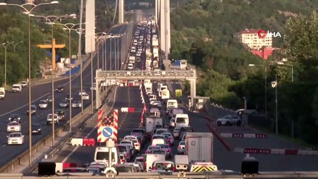 Metrobüs duraklarında yaya izdihamı yaşandı