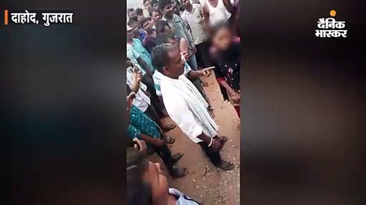 प्रेमिका के कंधे पर बिठाकर प्रेमी को एक किमी तक घुमाया, निर्वस्त्र करके पीटा