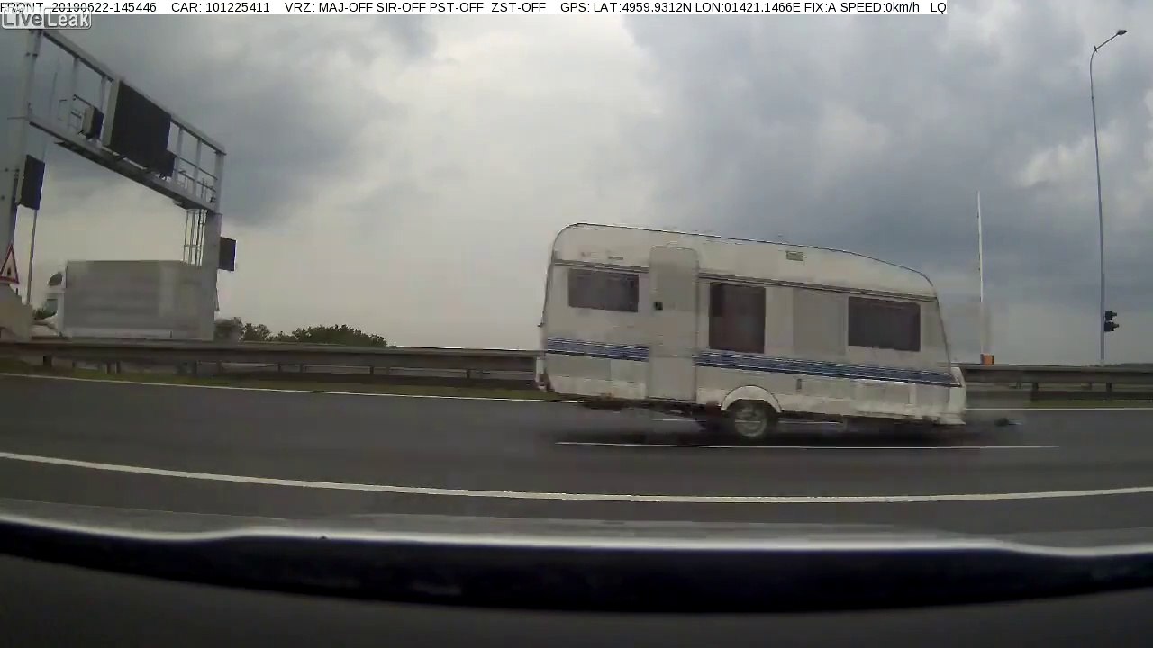 Vacances : il perd sa caravane sur l'autoroute !