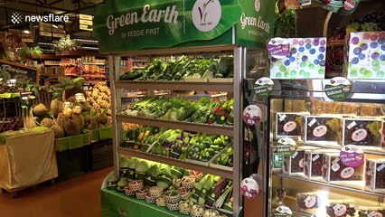 Supermarkets in Asia now use banana leaves instead of plastic packaging