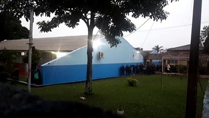 Estudantes comparecem em colégio para aula com professores que seguem trabalhando