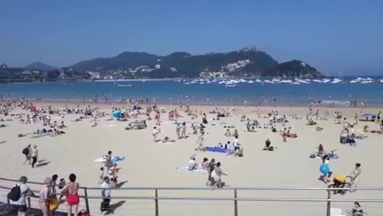 Los donostiarras  se desplazan a las playas con el primer ascenso de las temperaturas