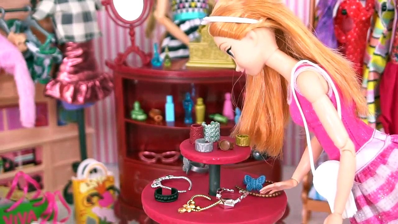 Barbie Elsa & Anna  Go Shopping to Doll Clothing Store - Barbie Boutique Accessory Shop