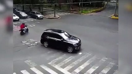 La increíble envolvente a dos ladrones que huían en moto